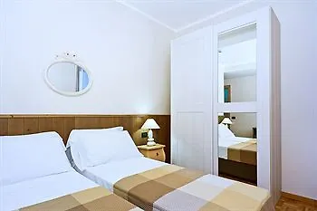 Ambassador מלון פסארו