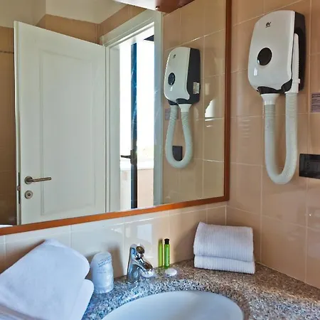 מלון Ambassador 3*