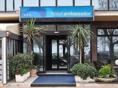 Ambassador מלון פסארו