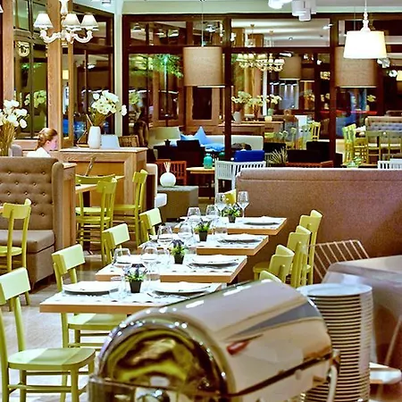 Ambassador מלון פסארו