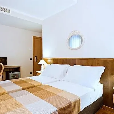 Ambassador מלון 3*