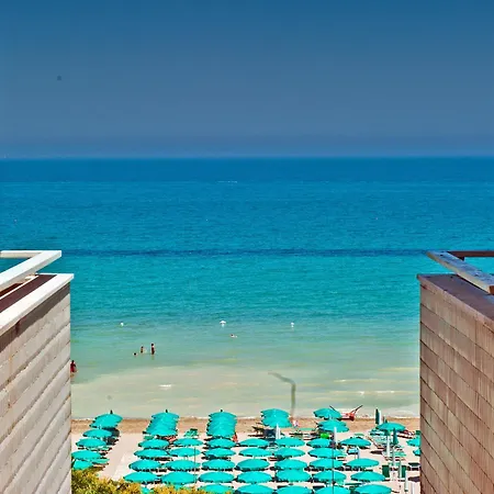 Ambassador מלון פסארו